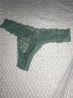 Victoria’s Secret green lace thong panties size medium nwt retired